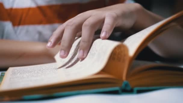 Mãos Criança Virando Livro de Página. Auto-isolamento de crianças em casa. Leitura — Vídeo de Stock