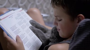 Gözlüklü Ciddi Çocuk Evde Kedili İlginç Bir Kitap Okuyor
