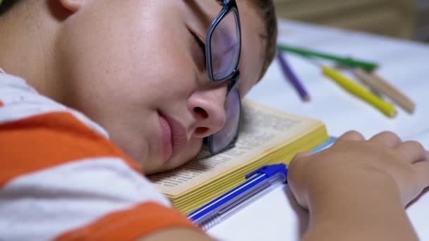 Inquisitive Boy with Glasses Fell Asleep on Book Read on Table. Zmęczenie, sen — Wideo stockowe