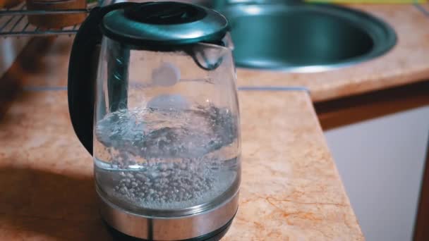 Bubliny ve vodě Vroucí uvnitř skleněné varné konvice na Backdrop Kuchyně — Stock video