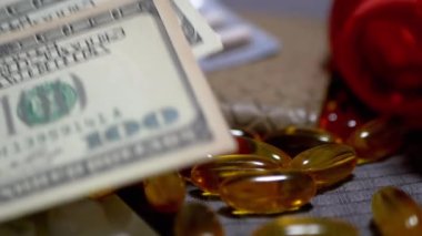Para ve haplarla dolu bir deste para masanın üstüne düşüyor. Artan Maliyet Sağlık Hizmetleri