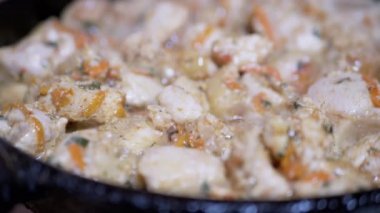 Benzin ocağında siyah tavada sebzeli domuz eti pişirmek. Lezzetli yemek. 4K