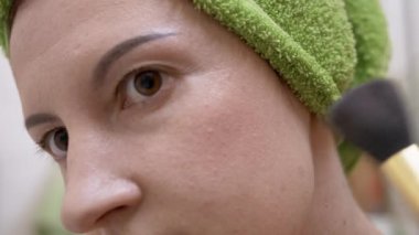 Başında Yeşil Havluyla Genç Kadın Toz Fırçası Vakfını Yüze Uyguladı