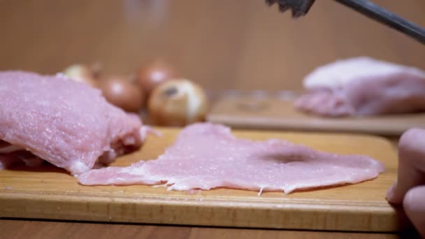 La mano del cocinero golpea una deliciosa pieza jugosa de carne de cerdo con martillo de cocina — Vídeo de stock