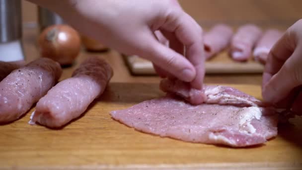Kobiece Ręce Rolls Soczyste Meatboaves On a Cutting Board. Kotlety wieprzowe do gotowania — Wideo stockowe