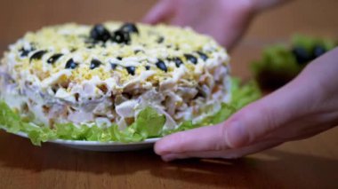 Sebze salatalı, zeytinli, yumurtalı, yeşil soğanlı Şenlikli Masa Dekorasyonu