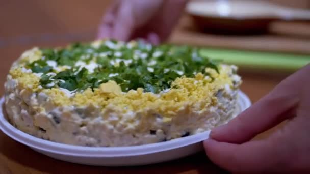 Festliche Tischdekoration mit Gemüsesalat mit Oliven, Eiern, grünen Zwiebeln — Stockvideo