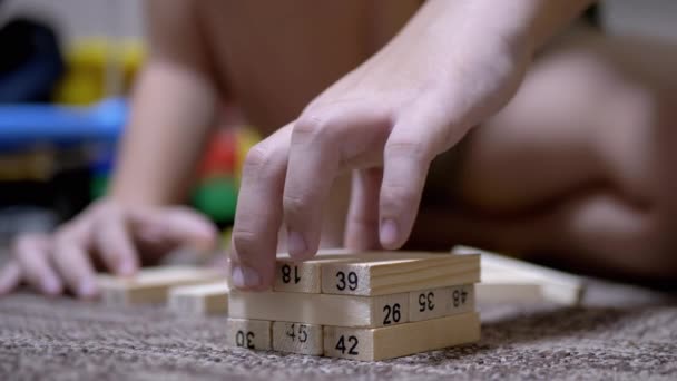 Mãos Boy Collect Blocos de madeira e jogar no desenvolvimento do jogo. Close-up — Vídeo de Stock