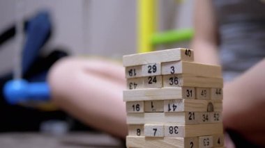Hands Boy Tahta Blokları Topla ve Geliştirme Oyunu 'nda oyna. Yakın plan