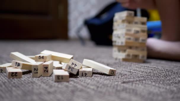 Hands Boy sbírat dřevěné bloky a hrát ve vývoji hry. Close-Up — Stock video