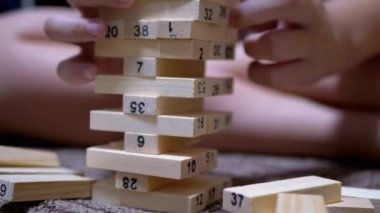 Hands Boy Tahta Blokları Topla ve Geliştirme Oyunu 'nda oyna. Yakın plan