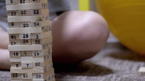 Handen Boy Verzamel houten blokken en spelen bij het ontwikkelen van spel. Close-up — Stockvideo