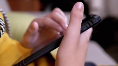 Fingers Teen a Leafing Through Metin Mesajları ve Evde Akıllı Telefon Oynaması