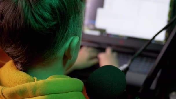 Mãos de criança rapidamente digitando texto no teclado. Treinamento remoto online. Quarentena — Vídeo de Stock