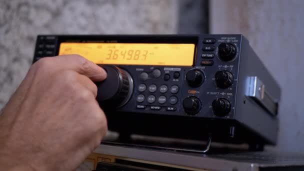 Mão Masculina Tunes Rádio Transceptor de Comunicação na Estação de Rádio Estacionária — Vídeo de Stock