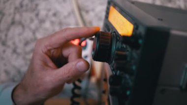 Stationary Radyo İstasyonunda Erkek El Akordu Radyo İletişim Alıcısı
