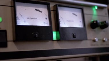 Çevirme Vintage Stereo Yükselticisi Gösterge Okları, Aydınlatılmış Decibel Ölçümleri