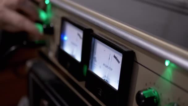 Mão Masculina Tunes Som em Retro Estéreo Power Amplificador com Iluminado no Dial — Vídeo de Stock