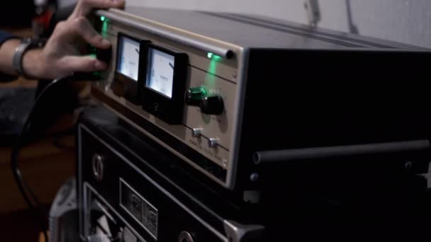Retro Stereo Güç Artırıcıdaki Erkek El Melodileri Çevirmede Aydınlatma — Stok video