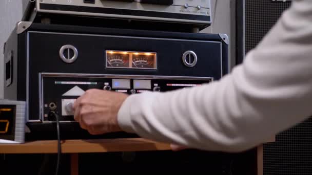 Mão Masculina Tunes Som em Retro Estéreo Power Amplificador com Iluminado no Dial — Vídeo de Stock