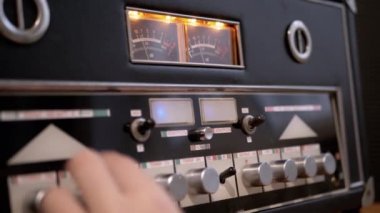 Retro Stereo Güç Artırıcıdaki Erkek El Melodileri Çevirmede Aydınlatma