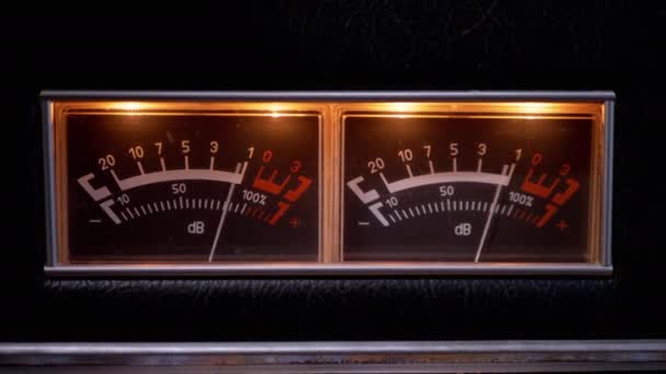 Setas indicadoras, Medidores Decibel iluminados no amplificador estéreo Vintage Dial — Vídeo de Stock