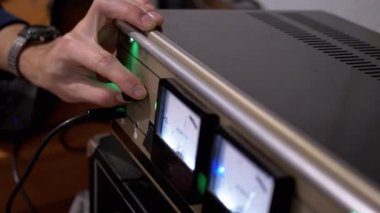 Retro Stereo Güç Artırıcıdaki Erkek El Melodileri Çevirmede Aydınlatma