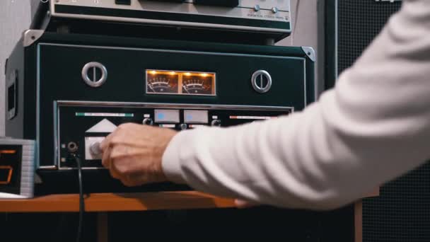 Mand hånd hamster lyd på Retro Stereo effektforstærker med belyst på Dial – Stock-video