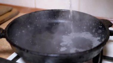 Bardaktan Suyu Sıcak, Yağlı Tava 'ya dök. Kaynayan Sıvı, Buharlaşma