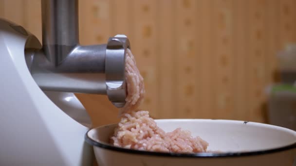 전기 Meat Grinder 스크롤 Raw Chicken Fillet for Minced Meat through a Sieve — 비디오