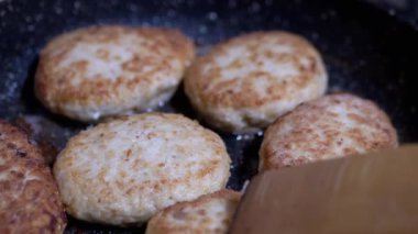 Dişi Eller Tahta Spatula Kızartma Tavasında Kızarmış Et Pirzolasının Hazırlığını Kontrol Et