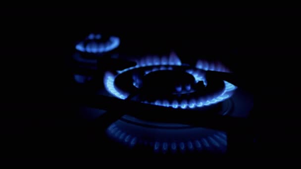 Accendi i bruciatori a gas, accendendo una fiamma blu, di notte in cucina. Primo piano — Video Stock