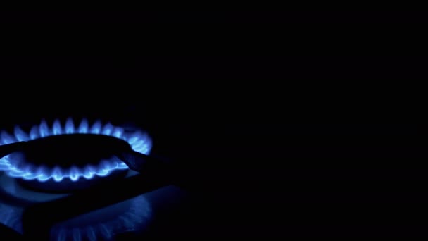Girare tre su bruciatori a gas, Blazing with Blue Flame, di notte in cucina. Chiudere — Video Stock