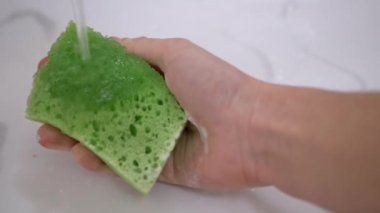 Dişi El Suyun Altında Suyun Altında Yeşil Süngerle Sıkar