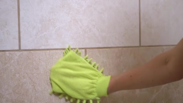 Γυναικεία μαντηλάκια μπάνιου σε κυκλική κίνηση με πράσινο microfiber mitt — Αρχείο Βίντεο