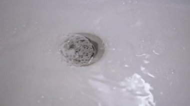 Lavabodaki Kanalizasyon Deliği tıkalı. Kaynayan Su Tıkanmış Beyaz Lavaboya Dökülüyor