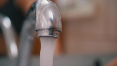 Aç, Kapalı Su Musluğu. Güçlü su jeti basıncı. Akış Çabuk Batıyor