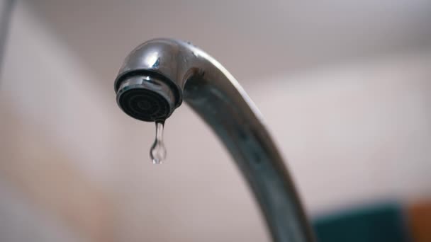 Des gouttes d'eau coulent lentement, tombent dans l'évier du robinet d'eau. Fuite. — Video
