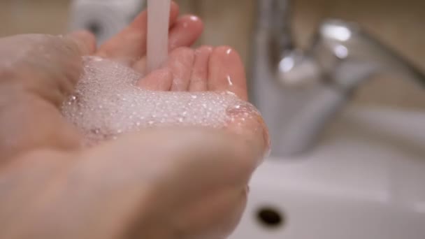 Strøm av rent rent drikkevann helles i kvinnelige hender. – stockvideo