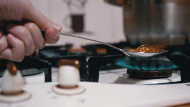 Tangan Pria Pecandu Masakan Heroin di Spoon Over Gas Stove di Rumah — Stok Video