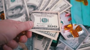 Erkek El Tutar Para, Turuncu Haplar İçin Amerikan Doları. Karonovirüs