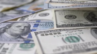 Masaya bir sürü Amerikan Faturası Yay. Yüz Amerikan Doları Banknotları