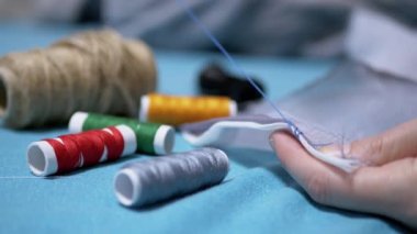 Teenage 'ın Elleri Kumaş Şırıngası ve İplik ile Kenarlarını Dikiyor. El yapımı. Kapat