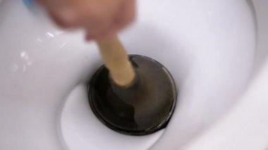 Erkek El Pompası ile tuvaleti temizliyor. Bloklama ve Kirliliği Temizle