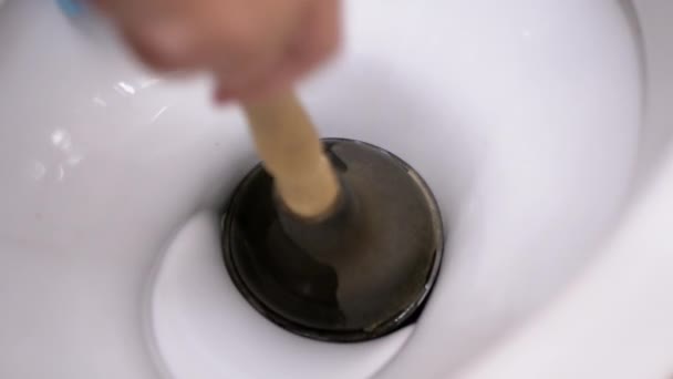 Male Hand Cleans toilet with Plunger of Hand Pump. Clear Blockage, Pollution — Stock Video