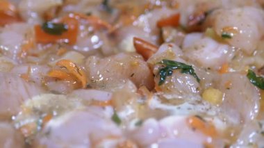 Benzin ocağında siyah tavada sebzeli domuz eti pişirmek. Lezzetli yemek. 4K