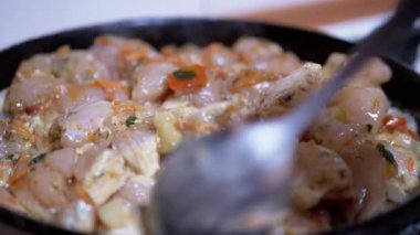 Sebzeli domuz eti pişirmek, Kaşık ile karıştırmak, Gaz ocağında tavada pişirmek.