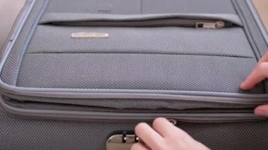 Kadın Elleri Bavulu Eşyalarla Doldur. Aç ve Kapat Şatosu. Seyahat