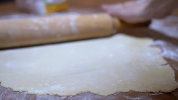 Samičí ruce Roll Out těsto na dřevěném stole s válečkem v domácí kuchyni — Stock video