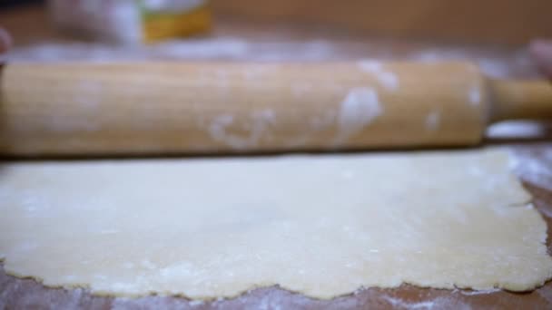 Kobieta Ręce Roll Out Ciasto na drewnianym stole z Rolling Pin w domu kuchnia — Wideo stockowe